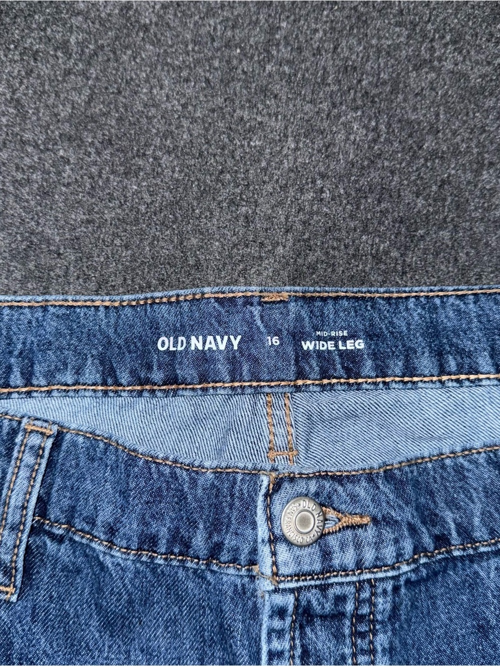 NEW Old Navy Slouchy Wide Leg Jeans Mid Rise Medium Blue Wash Button Fly Size 16 - Picture 7 of 8